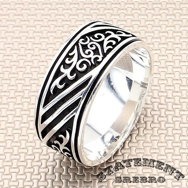 Muški prsten sa ornamentima uklesanim u 925 Srebro sa minimalnističkim dizajnom. Minimalistički dizajn ovog srebrnog prstena sa ornamentalnim motivima može se uklopiti u svaku kombinaciju. Prelep i efektan srebrni muški prsten.