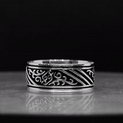 Muški prsten sa ornamentima uklesanim u 925 Srebro sa minimalnističkim dizajnom. Minimalistički dizajn ovog srebrnog prstena sa ornamentalnim motivima može se uklopiti u svaku kombinaciju. Prelep i efektan srebrni muški prsten.