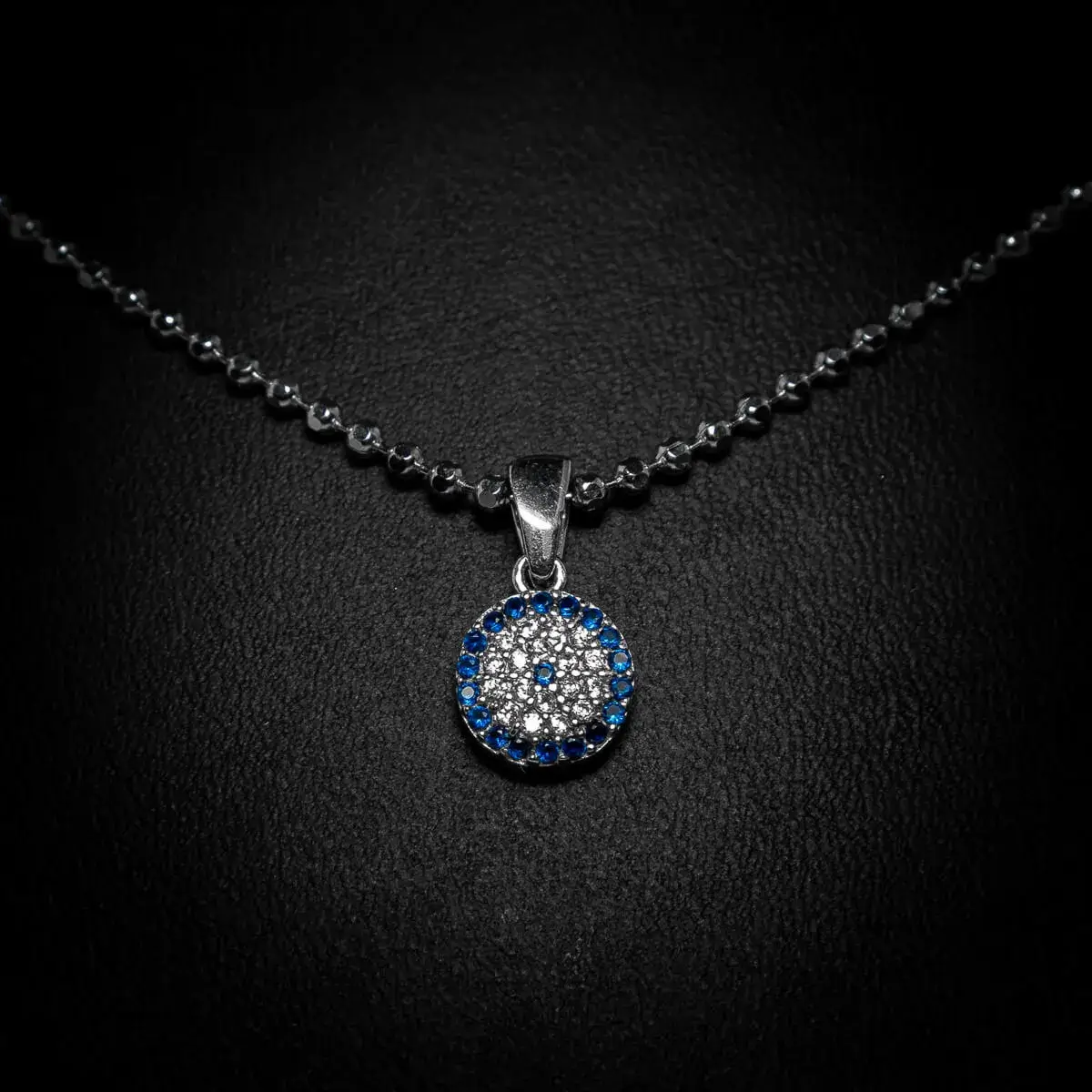 Oglica Deep Blue Krug predstavlja istinsku lepotu u jednostavnosti. Izrađena od visokokvalitetnog 925 srebra, ova ogrlica ističe predivan, duboko plavi kamen koji je sa cirkonima oblikovan u kruga, dodajući sofisticiran dodir svakom izgledu.
