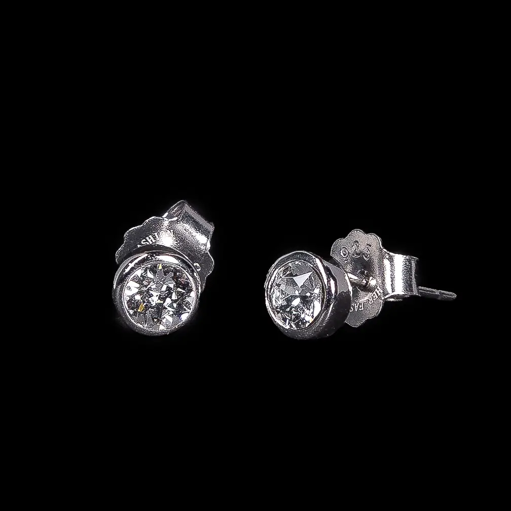 Srebrne minđuše Diamond Glow Cirkon sa blistavim akcentom koji unosi dozu luksuza u svaku kombinaciju.