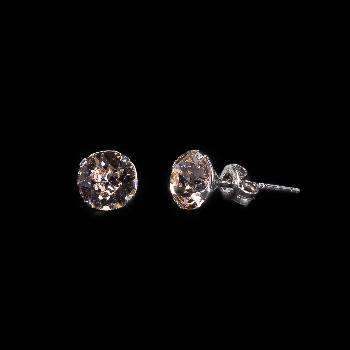Srebrne minđuše Diamond Glow Narandžaste sa blistavim akcentom koji unosi toplinu i eleganciju u svaki izgled.