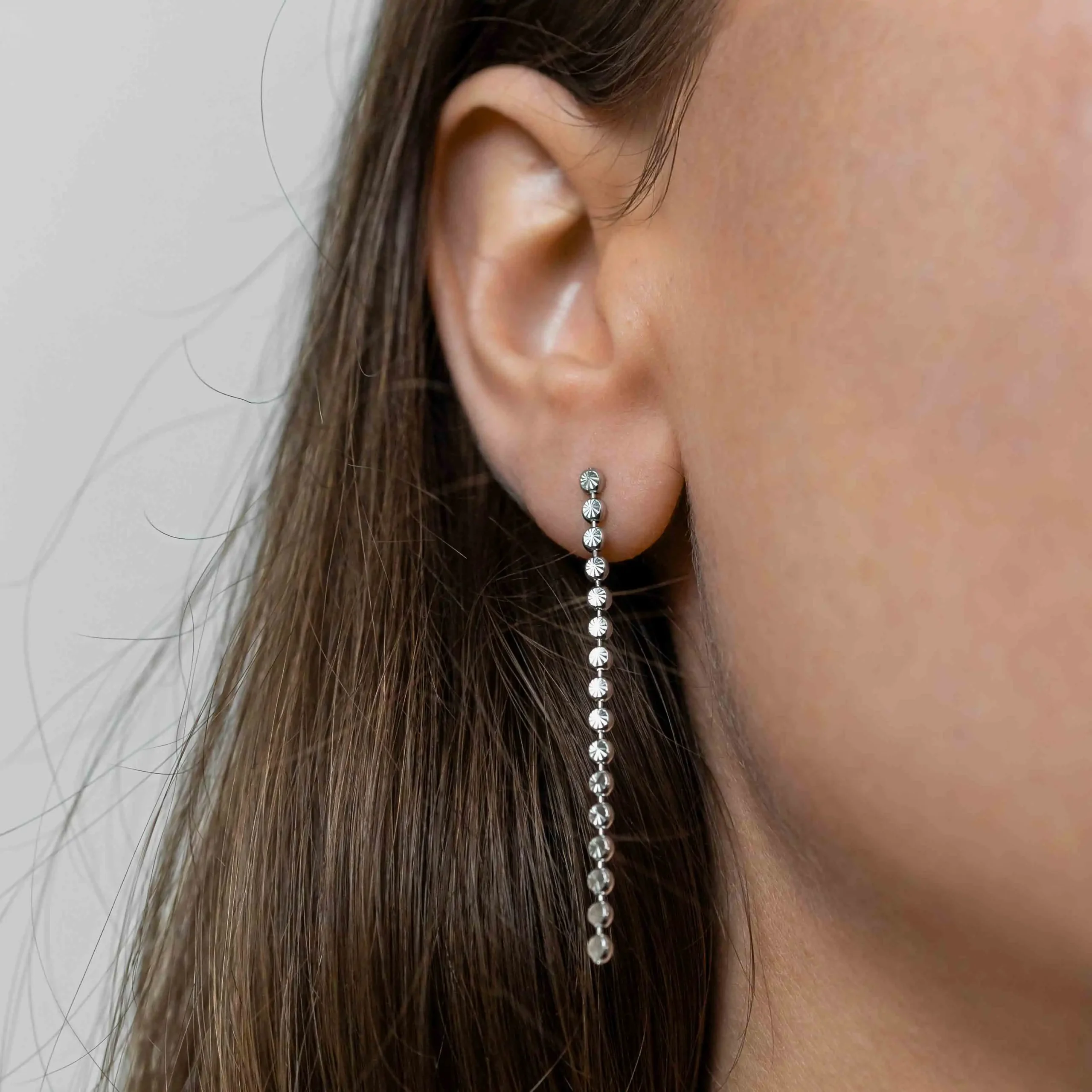 Details Circles srebrne viseće minđuše sa kružnim elementima – elegantni minimalistički nakit za žene