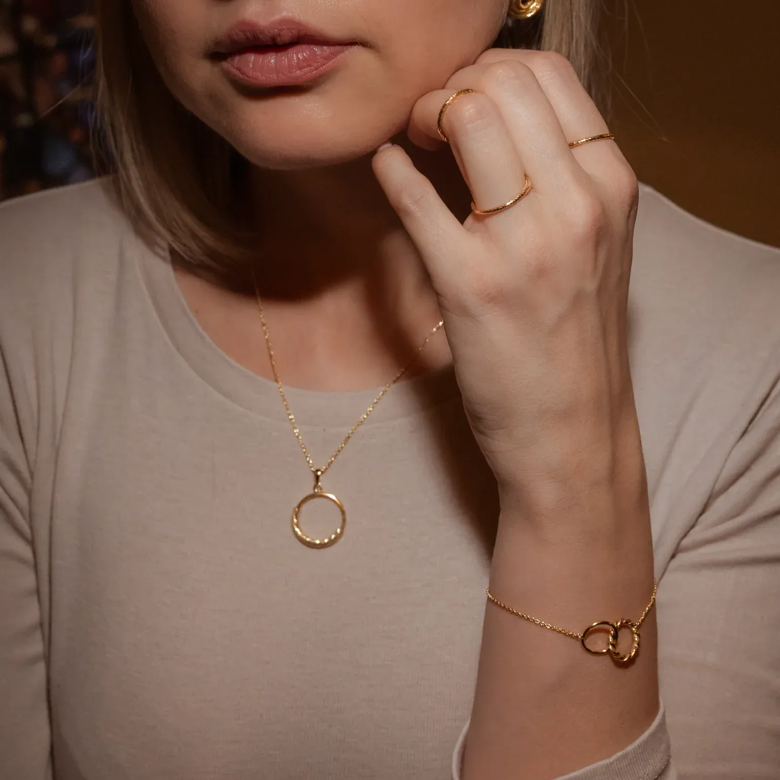 Diamond Cut Prsten Zlatni od 925 srebra i 14k pozlate, savršen za venčanja i posebne prilike. Elegantan modni dodatak debljine 1.5mm.